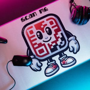 Op de afbeelding: Een witte muismat met een rood en zwart cartoon QR-code personage dat rode en witte sneakers draagt. Het personage heeft de woorden "Scan Me" erboven. De muismat ligt op een zwart oppervlak met een roze en blauwe lichtreflectie.
