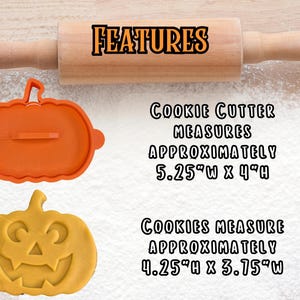 Puede incluir: Un rodillo de madera con la palabra "FEATURES" en naranja y negro. Tambi&eacute;n se muestra un cortador de galletas de calabaza naranja y una galleta de jack-o'-lantern amarilla. El cortador de galletas mide aproximadamente 13,3 cm de ancho x 10,2 cm de alto.