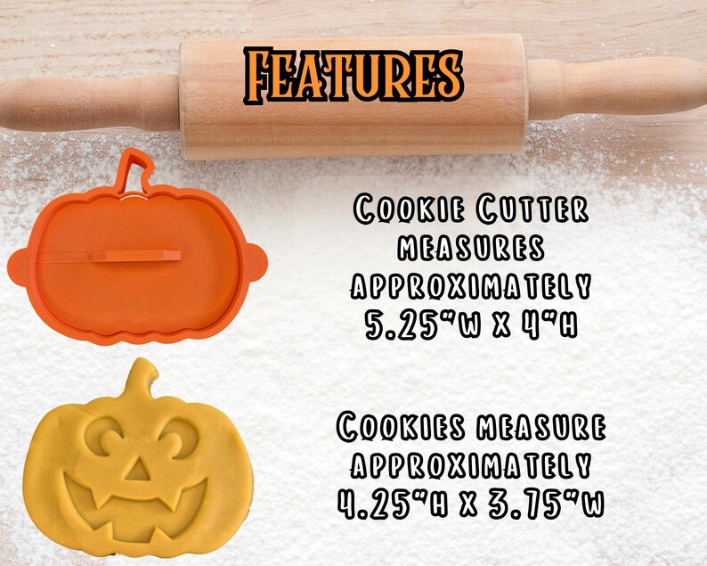 Puede incluir: Un rodillo de madera con la palabra "FEATURES" en naranja y negro. Tambi&eacute;n se muestra un cortador de galletas de calabaza naranja y una galleta de jack-o'-lantern amarilla. El cortador de galletas mide aproximadamente 13,3 cm de ancho x 10,2 cm de alto.
