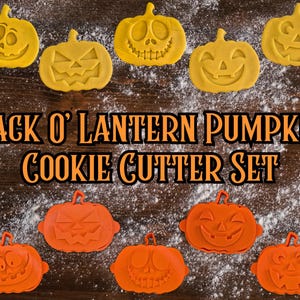 Puede incluir: Un conjunto de cortadores de galletas de calabaza Jack O' Lantern naranjas y amarillos. Los cortadores tienen varias formas y tama&ntilde;os, con diferentes caras talladas. Se muestra el texto "Jack O' Lantern Pumpkin Cookie Cutter Set".