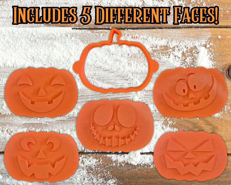Puede incluir: Cortadores de galletas con forma de calabaza naranja con cinco caras talladas diferentes, junto con un contorno de calabaza. El texto "INCLUDES 5 DIFFERENT FACES!" est&aacute; en la parte superior. Los cortadores est&aacute;n sobre una superficie de madera con polvo blanco.