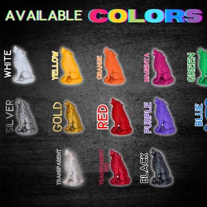 Puede incluir: Una colecci&oacute;n de figuras de lobos aullando en varios colores: blanco, plateado, dorado, amarillo, naranja, rojo, magenta, verde, morado, azul, transparente y negro. El texto "AVAILABLE COLORS" se muestra en la parte superior. El texto "DISHWASHER SAFE!" est&aacute; a la izquierda.