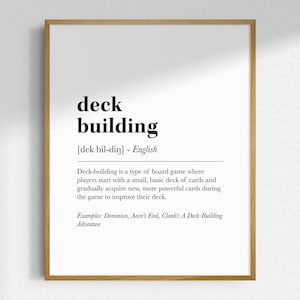 Op de afbeelding: Een zwart-witte printbare definitie van de term "deckbuilding" als een type bordspel. De definitie legt uit dat spelers beginnen met een basisdeck kaarten en geleidelijk aan krachtigere kaarten verwerven tijdens het spel. Voorbeelden van deckbuilding-spellen zijn: Dominion, Aeon's End en Clank!: A Deck-Building Adventure.
