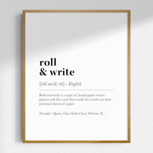 Può includere: Un poster stampabile in bianco e nero con la definizione del termine "roll and write" in inglese. Il poster spiega che roll and write è un tipo di gioco da tavolo in cui i giocatori tirano i dadi e poi segnano i risultati sui loro fogli di carta personali. Il poster elenca esempi di giochi roll and write, tra cui Quwixx, Ganz Schön Clever e Welcome To...