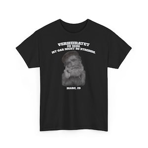 Könnte beinhalten: Schwarzes T-Shirt mit einem weißen Grafik eines Mannes mit Bart und dem Text "VERHEIRATET ZU SEIN IST GAR NICHT SO STRESSIG. MARC. 29"