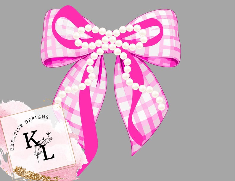 Puede incluir: Un lazo rosa brillante con un patr&oacute;n de cuadros blancos y una hilera de perlas blancas. El lazo tiene colas largas y fluidas y est&aacute; sobre un fondo gris. La imagen tambi&eacute;n incluye un logotipo que dice "CREATIVE DESIGNS" con las letras "K L".
