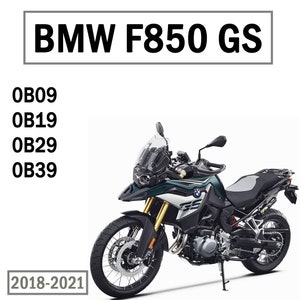 Puede incluir: Una motocicleta BMW F850 GS de color verde oscuro y negro. La motocicleta tiene horquillas delanteras doradas, un asiento negro y un parabrisas transparente. El texto "BMW F850 GS" está en la parte superior de la imagen, con "2018-2021" en la parte inferior.