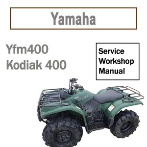 Könnte beinhalten: Yamaha Yfm400 Kodiak 400 ATV Service Workshop Manual. Grünes ATV mit schwarzem Gepäckträger und Sitz. Das ATV hat ein schwarzes Yamaha-Logo an der Seite.