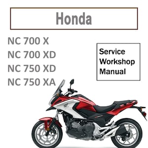 Può includere: Una moto Honda NC750 rossa e argentata con una sella nera e un manubrio nero. Il testo "Service Workshop Manual" è visibile nell'angolo in alto a destra dell'immagine. Il testo "NC 700 X", "NC 700 XD", "NC 750 XD" e "NC 750 XA" è visibile nell'angolo in alto a sinistra dell'immagine.
