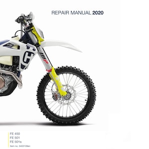 以下が含まれることがあります： 黄色いサスペンションフォークと黒いフロントタイヤを備えた白と青のオフロードバイク。バイクの側面には「Husqvarna」と書かれた白黒のロゴがあります。画像の上部には「REPAIR MANUAL 2020」というテキストがあります。画像の下部には「FE 450、FE 501、FE 501s、Item no. 3403109en」というテキストがあります。