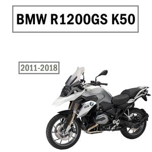 以下が含まれることがあります： シルバーとブラックのBMW R1200GS K50オートバイ。 オートバイは白いフロントフェアリングと黒いシートを備えています。 テキスト「BMW R1200GS K50」が画像の上部にあり、「2011-2018」が左上隅にあります。