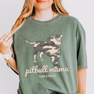 Pittie Mom Shirt Camo Pitbull Tshirt Benutzerdefinierte Hundename Pitbull Mom Geschenk Personalisiertes Hundebesitzer Geschenk | Komfort Farben T-Shirt