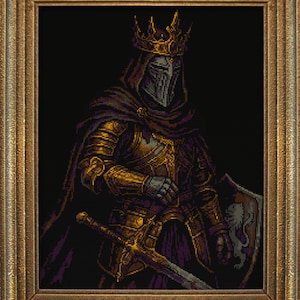Pode incluir: Uma impressão de arte digital emoldurada retratando um cavaleiro com armadura dourada e coroa, vestindo uma capa escura com capuz. O cavaleiro segura uma espada e um escudo com um emblema de leão sobre um fundo preto em uma moldura dourada.