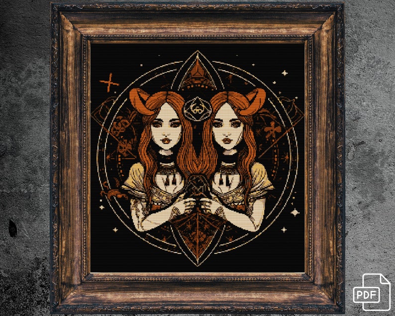 Puede incluir: Obra de arte enmarcada que representa a dos mujeres con cabello rojo y cuernos, sobre un fondo negro. La obra tiene un estilo detallado y pixelado con acentos dorados y marrones, y est&aacute; enmarcada en madera oscura.