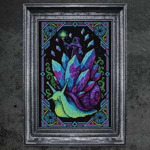 Könnte beinhalten: Gerahmter Pixel-Art-Druck mit einer Fantasy-Szene. Eine Schnecke mit blau-grünem Körper trägt einen großen Cluster aus lila und blauen Kristallen. Eine vermummte Figur mit Stab steht über den Kristallen. Das Kunstwerk ist mit einem silbernen Rahmen versehen.