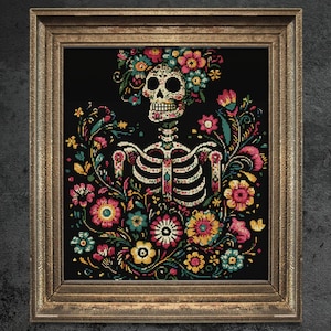 Puede incluir: Un bordado de punto de cruz enmarcado que presenta un esqueleto de calavera de azúcar del Día de Muertos colorido rodeado de flores. La calavera está decorada con patrones florales y tiene una corona de flores en la cabeza.