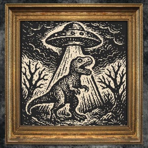 Puede incluir: Obra de arte enmarcada en blanco y negro, que representa un T-Rex siendo abducido por un OVNI. La imagen tiene una estética de punto de cruz, con árboles a ambos lados del dinosaurio. El marco es dorado.