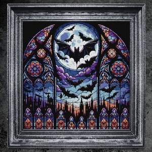 Puede incluir: Un diseño de vitral con una luna llena y murciélagos volando en el cielo nocturno. La ventana está enmarcada en un marco gris oscuro.