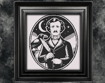 Puede incluir: Ilustración en blanco y negro de Edgar Allan Poe, un famoso autor estadounidense, con un cuervo posado en una cornisa detrás de él. La ilustración está en un marco circular con un fondo de cielo nocturno estrellado.