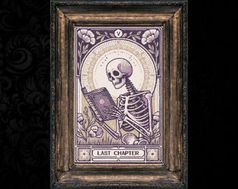 Könnte beinhalten: Eine gerahmte Illustration eines Skeletts, das ein Buch liest, mit dem Text "Letztes Kapitel" unten. Das Skelett sitzt in einem Garten mit Blumen und Ranken. Die Illustration ist im Vintage-Stil mit einem dunklen Hintergrund.
