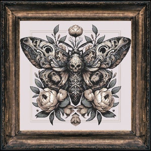 Puede incluir: Un patrón de punto de cruz en blanco y negro de una polilla con cabeza de calavera y detalles florales.