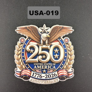 Może przedstawiać: Emblemat pamiątkowy przedstawiający bielika amerykańskiego z rozpostartymi skrzydłami nad liczbą 250. Projekt zawiera napis UNITED STATES OF AMERICA, 1776-2026 oraz ANNIVERSARY, ozdobiony złotymi liśćmi laurowymi, gwiazdami oraz czerwono-biało-niebieskimi pasami.