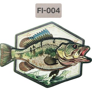 Può includere: Un pesce persico verde, marrone e blu con la bocca aperta, che nuota in un'onda. Il pesce è su uno sfondo bianco con un bordo esagonale verde. Il testo "FI-004" è su un rettangolo marrone.