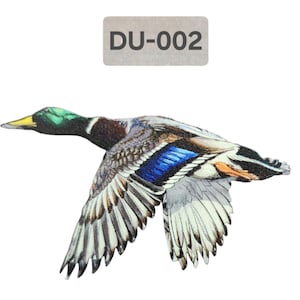 Könnte beinhalten: Eine detaillierte Illustration eines Stockenten-Männchens im Flug. Die Ente hat einen grünen Kopf, braune und graue Federn und einen blauen Flügelabschnitt. Das Bild ist mit "DU-002" beschriftet.