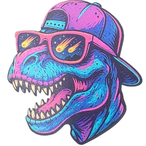 Può includere: Grafica colorata di un dinosauro con cappellino da baseball e occhiali da sole rosa. Gli occhiali da sole riflettono un cielo stellato con stelle cadenti. Il dinosauro è in tonalità di blu, viola e rosa.