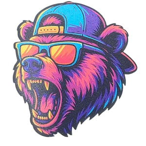 Può includere: Grafica colorata di una testa di orso che ruggisce, con berretto blu e occhiali da sole. La pelliccia dell'orso è un mix di rosa, viola e arancione. Gli occhiali da sole hanno lenti arancioni e montature blu.