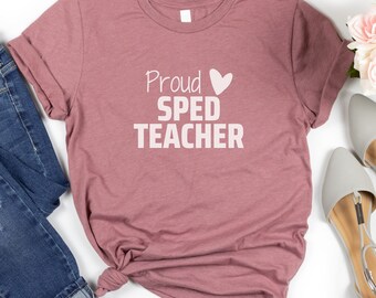 Könnte beinhalten: Ein mauvefarbenes T-Shirt mit dem Text "Proud ♥ SPED TEACHER" in Weiß.