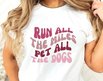 ランニングで全マイル走り、犬を全部撫でようTシャツ、ランニング好きの犬好きTシャツ