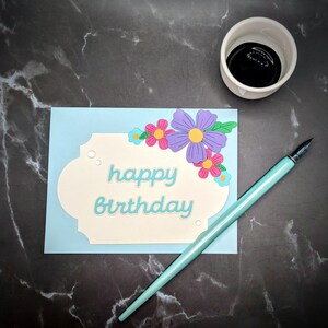 Cartão de aniversário feito à mão para ela - Cartão de aniversário com flores - Cartão de aniversário para a vovó - Feliz aniversário - Cartão em branco com envelope