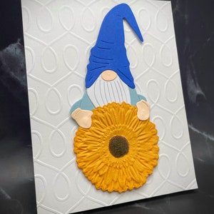 Gnomo com um cartão de flor - Cartão de flor de gerbera - Cartão em relevo - Cartão para todas as ocasiões - Cartão em branco com envelope