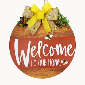 Bee Door Hanger: Spring/Summer Wood Round with Burlap Bow