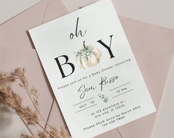 Peut inclure: Une invitation de fête prénatale blanche et verte avec une illustration de citrouille et le texte "oh BOY". L'invitation est pour une fête prénatale en l'honneur de Sam Russo le 10 octobre à 12h. Les informations RSVP sont incluses avec le texte "Veuillez contacter Anna avant le 20 mars au 123-456-7890".