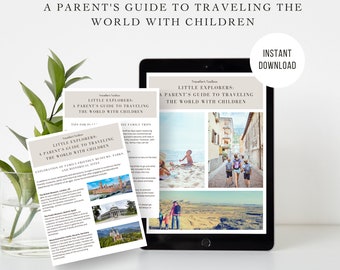 Könnte beinhalten: Ein digitaler Download-Leitfaden für Eltern, die mit Kindern reisen. Der Leitfaden trägt den Titel "Little Explorers: A Parent's Guide to Traveling the World with Children". Das Cover zeigt ein Foto einer Familie, die durch eine gepflasterte Straße in einem europäischen Dorf geht.