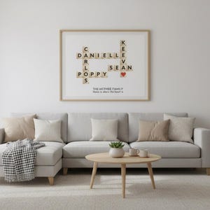 Stampa artistica personalizzata con cruciverba con nome di famiglia: ricordo con tessere di Scrabble (download digitale)