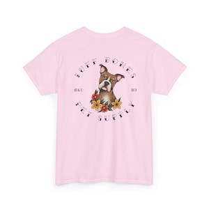 Puede incluir: Camiseta rosa con un gráfico en blanco y negro de un perro con flores. El gráfico dice "Huff Bones Make Pet Supply" con las palabras "Make" y "Supply" en una fuente más pequeña.