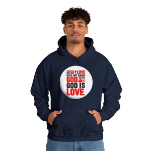 Könnte beinhalten: Marineblauer Hoodie mit einem weißen Kreis-Motiv mit dem Text "Wer nicht liebt, der kennt Gott nicht, denn Gott ist Liebe." und dem Bibelvers "1 Johannes 4:8".