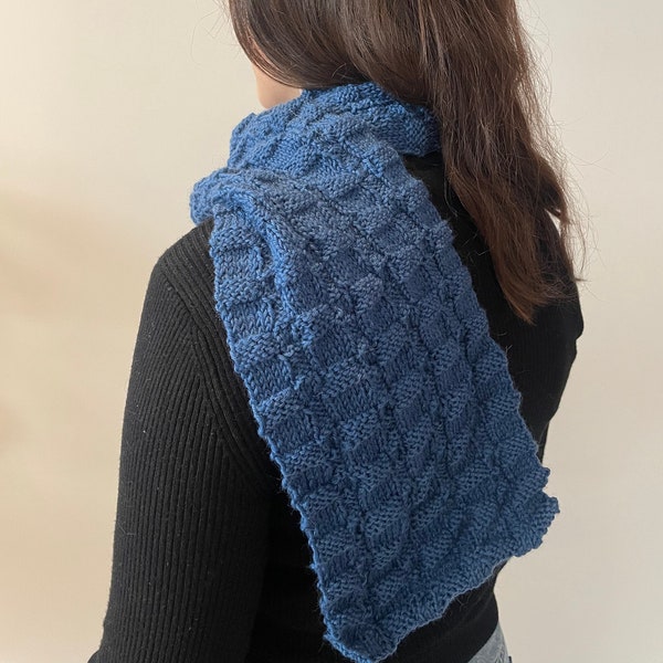 Écharpe bleue en laine, tricotée à la main
