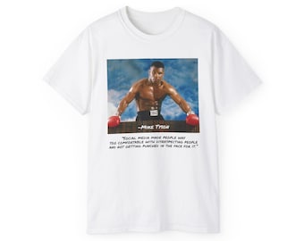 Pode incluir: Camiseta branca com um gráfico de Mike Tyson em equipamento de boxe, com luvas vermelhas. A imagem inclui o texto "-MIKE TYSON" e uma citação sobre as redes sociais. A camiseta é de gola redonda.