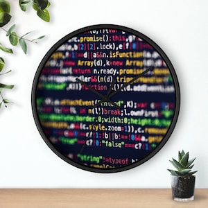 Pode incluir: Um relógio preto com um mostrador branco e ponteiros pretos. O mostrador do relógio está coberto de código colorido. O código está desfocado e é difícil de ler.