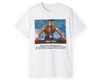 Pode incluir: Camiseta branca com um gráfico de Mike Tyson com luvas de boxe. A imagem inclui uma citação de Tyson: "As redes sociais tornaram as pessoas muito confortáveis em desrespeitar as pessoas e não levar um soco na cara por isso."