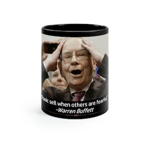 Puede incluir: Taza de cerámica negra con un retrato de Warren Buffett. La taza presenta la cita "Vende en pánico cuando otros tienen miedo" atribuida a Warren Buffett.