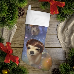 Può includere: Un calzino di Natale bianco con una stampa galattica blu e viola che presenta due cani chihuahua. Un cane ha un motivo di pelliccia marrone e bianco e l'altro cane ha un motivo di pelliccia marrone e indossa una parrucca marrone.