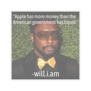 Op de afbeelding: Een sticker met een portret van will.i.am met een zonnebril en een gouden vlinderdas. De sticker bevat de quote: "Apple heeft meer geld dan de Amerikaanse overheid liquide heeft." De tekst "-will.i.am" staat eronder.