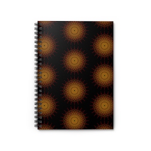Könnte beinhalten: Ein schwarzes Spiralnotizbuch mit einem sich wiederholenden Muster aus orangefarbenen und roten Mandalas.