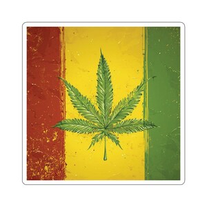 Puede incluir: Una hoja verde de marihuana sobre un fondo amarillo, rojo y verde. El fondo tiene un aspecto desgastado y vintage.
