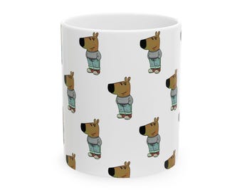 Peut inclure: Mug en céramique blanche avec un motif répété d'un personnage de chien de dessin animé. Le chien porte un pull gris, un jean bleu et des chaussures rouges. La tasse est cylindrique et a une finition brillante.